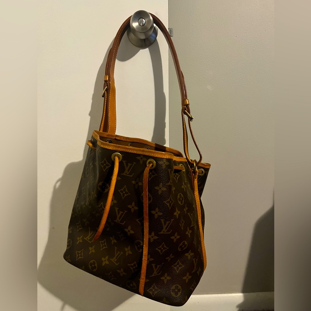 Authentic Louis Vuitton noé bag